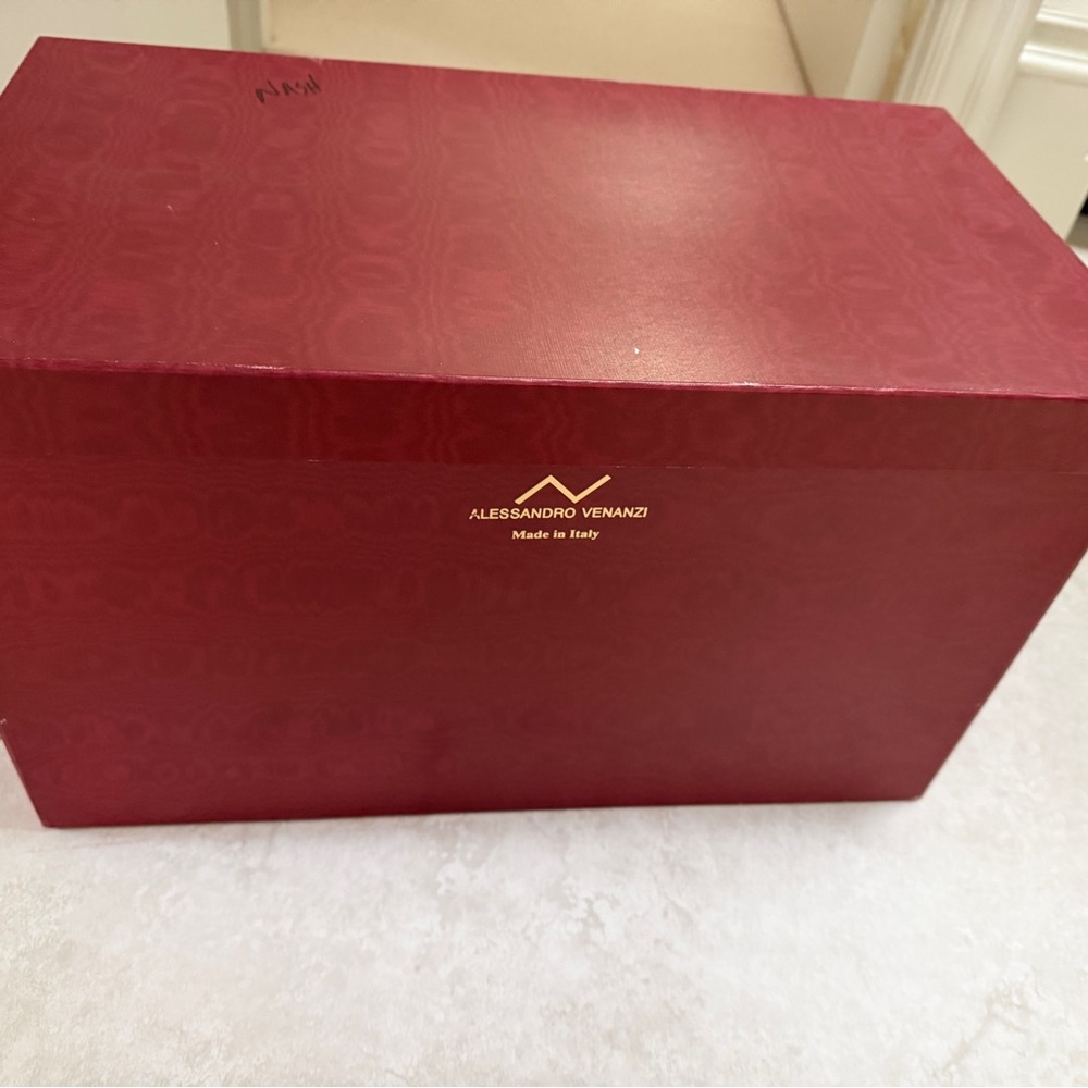 Alessandro Venanzi all leather travel bag
First time out of the box!